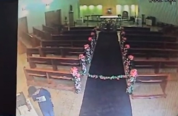 Câmeras de segurança flagram homem furtando caixa de doações na Catedral em Foz