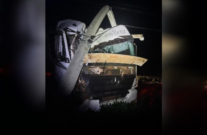 Caminhão bate em poste e motorista fica ferido em Santa Helena