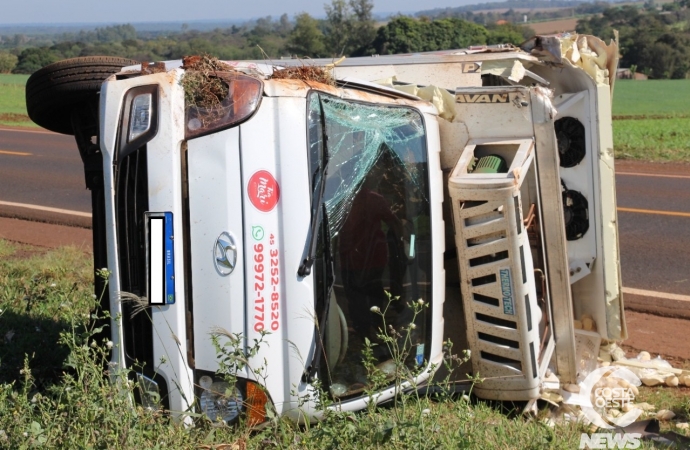 Caminhão baú tomba ao ser fechado por carro na PR 317, em Santa Helena