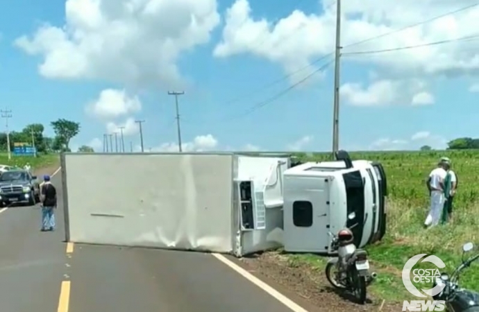 Caminhão baú tomba na PR 495, próximo a Moreninha, em Santa Helena (vídeo)