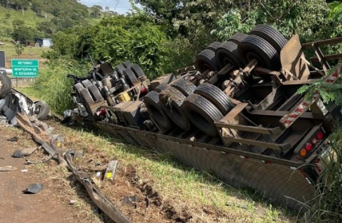 Caminhão carregado com amaciante tomba na BR-277 em Matelândia