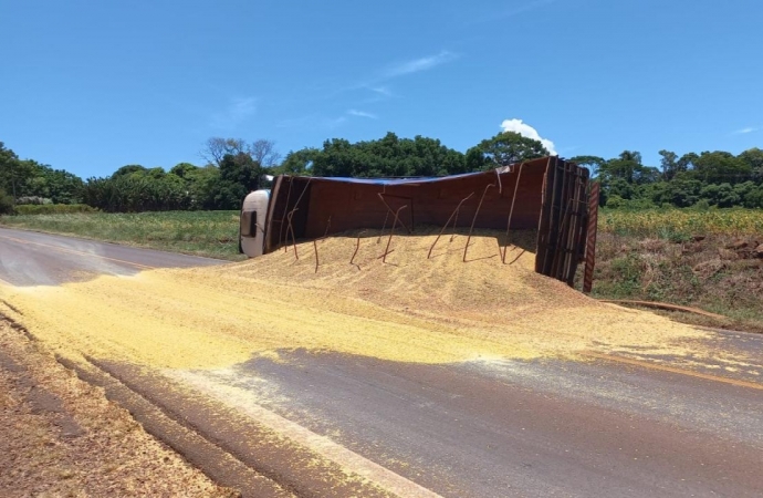 Caminhão carregado com grãos tomba na PR 495, em Missal