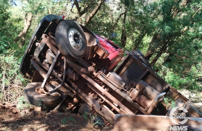 Caminhão carregado com milho cai de ponte no interior de Santa Helena (vídeo)