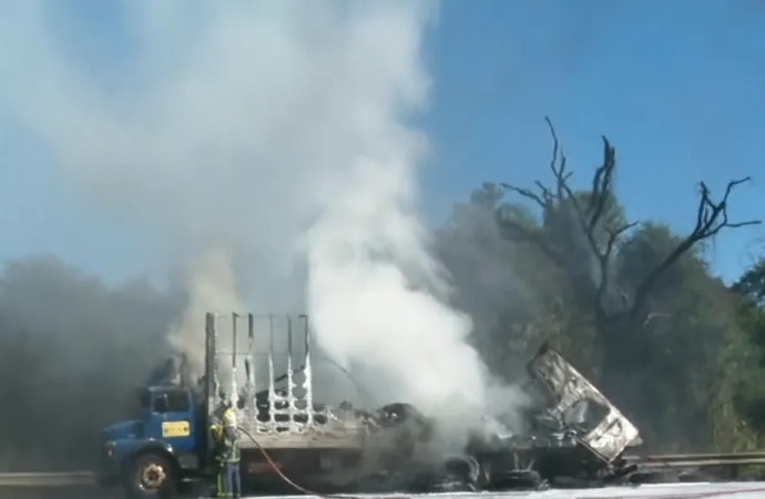 Caminhão carregado com pneus pega fogo e interdita PR-467, em Cascavel