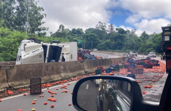 Caminhão carregado de tomate tomba na BR 277 em Matelândia