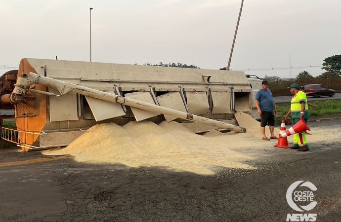 Caminhão de ração tomba na BR 277 em Medianeira e deixa motorista ferido