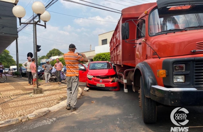 Caminhão e veiculo se enroscam em esquina no centro de Medianeira