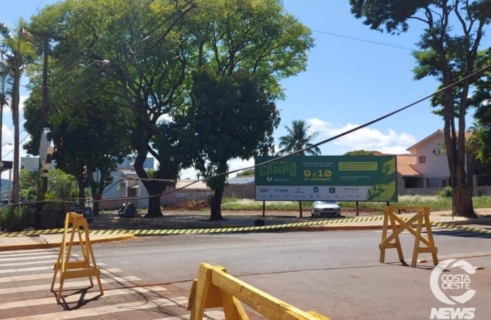 Caminhão faz retorno na Wily Barth e atinge fiação telefônica