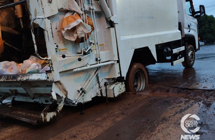 Caminhão fica atolado em valeta de obra em andamento no Bairro Floresta, em São Miguel do Iguaçu
