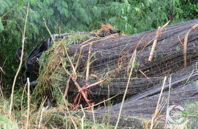 Caminhão fica destruído em acidente na Ponte Queimada entre Santa Helena e Diamante D