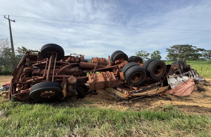 Caminhão fica destruído em tombamento na PR 488 em Diamante do Oeste