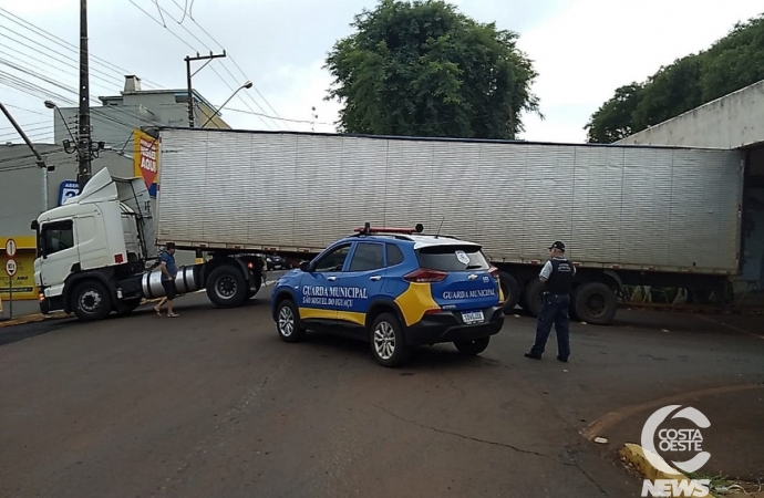 Caminhão fica preso ao passar por baixo de viaduto em São Miguel do Iguaçu