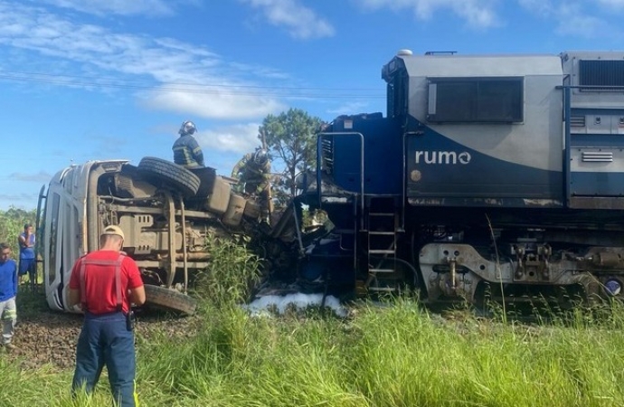 Caminhão pega fogo após bater contra trem no Paraná