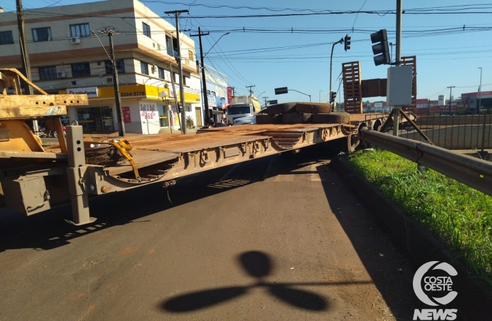 Caminhão plataforma apresenta problema mecânico e interrompe trânsito na 24 de Outubro