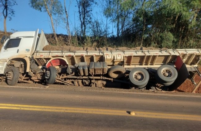 Caminhão tomba após pneu estourar na PR-495 em Missal