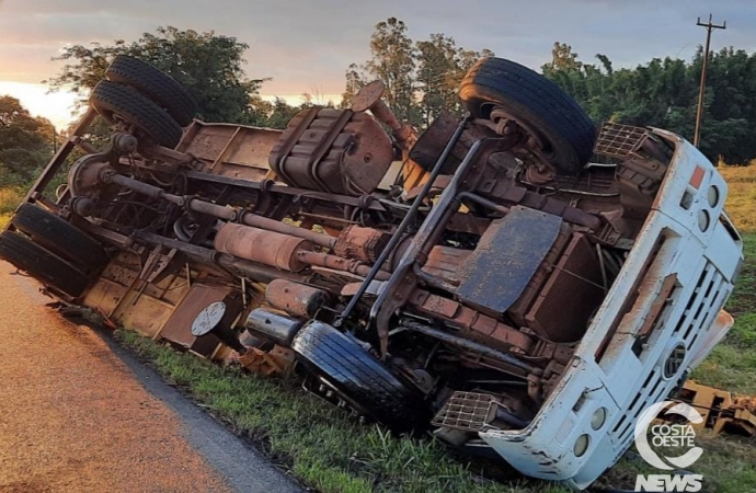 Caminhão tomba e motorista é socorrido em Diamante D