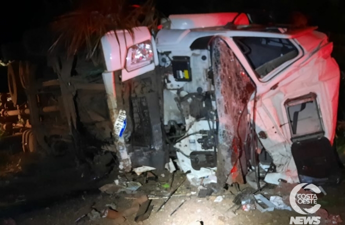 Caminhão tomba e motorista fica ferido no distrito de Dom Armando, em Missal