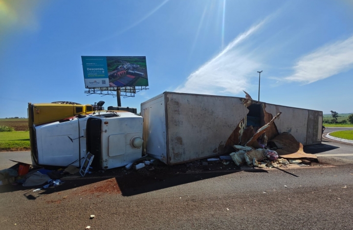 Caminhão tomba em trevo na PR-497, em Itaipulândia
