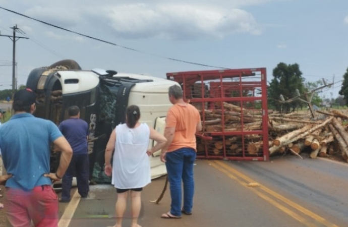 Caminhão tomba na PR495 e derruba carga de eucaliptos