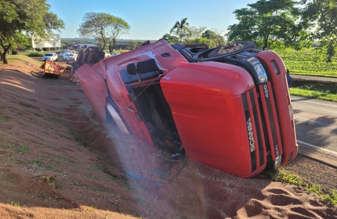 Caminheiro sai ileso em tombamento na PR 317 na “curva do cemitério” em Santa Helena