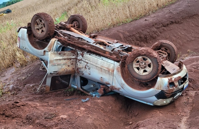 Caminhonete capota em área rural de Matelândia