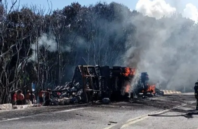 Caminhoneiro morre carbonizado após carga de botijões de gás pegar fogo na BR-277