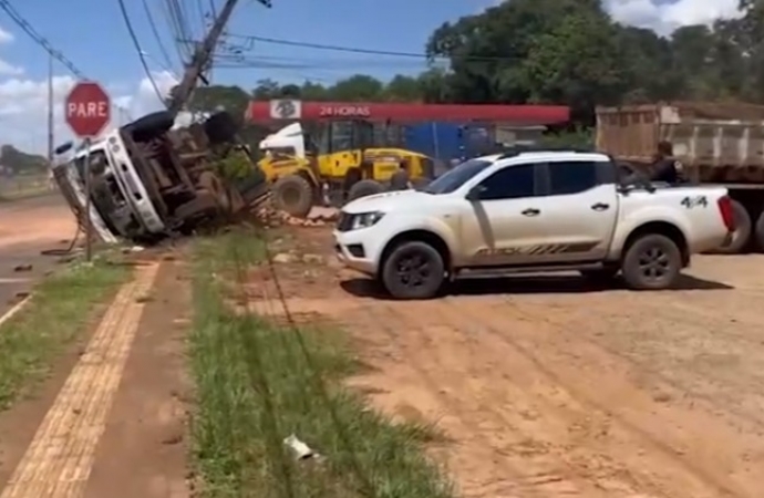 Caminhoneiro tomba veículo propositalmente para não invadir BR-277 após falta de freio