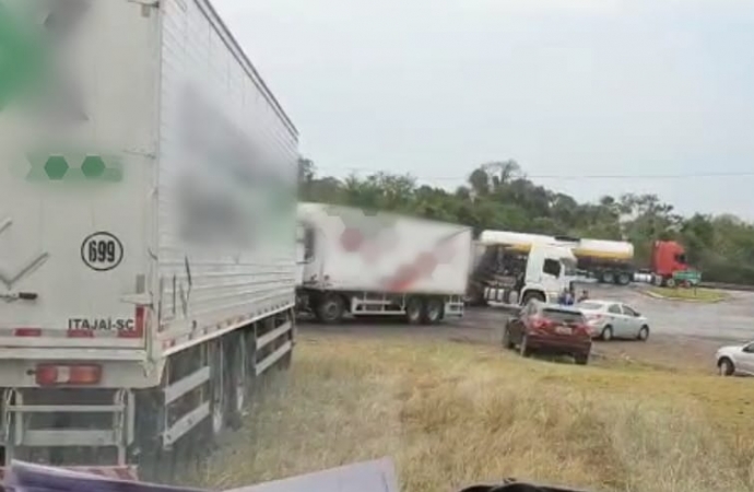 Caminhoneiros bloqueiam trechos da BR 277 e rodovias estaduais no Paraná