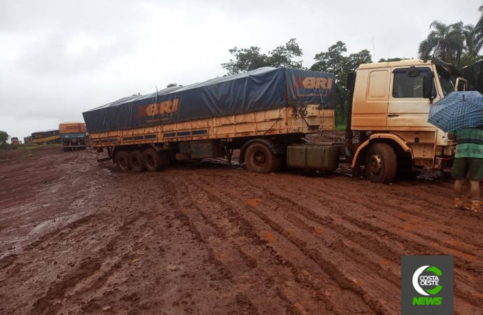 Caminhoneiros paraguaios e brasileiros enfrentam dias difíceis em Puerto Índio em períodos de chuvas