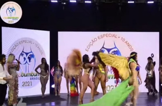 Candidata do Miss Bumbum arranca faixa da vice-campeã e diz “é roubado”