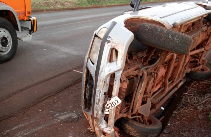 Capotamento de caminhonete deixa motorista ferido na PR-497 em São Miguel do Iguaçu