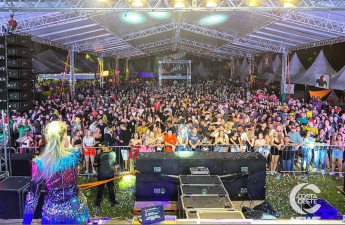 Carnaval em Santa Helena recebeu milhares de pessoas e agradou participantes; conheça o Rei Momo e Rainha