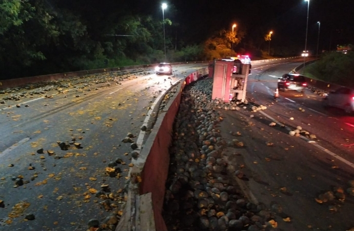 Carreta carregada com abóboras tomba na BR-277 em Matelândia