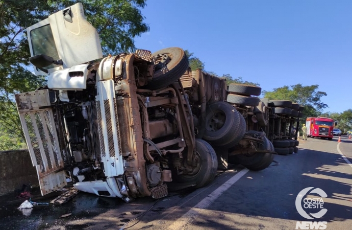 Carreta carregada com adubo tomba na BR-277, em São Miguel do Iguaçu