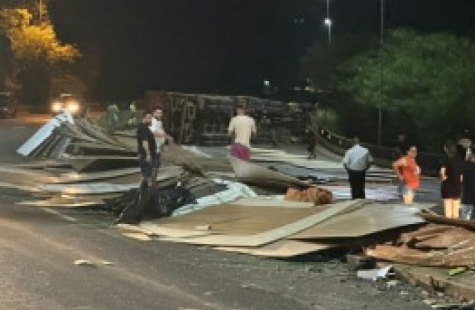 Carreta carregada com chapas de MDF tomba na BR-277, em Matelândia