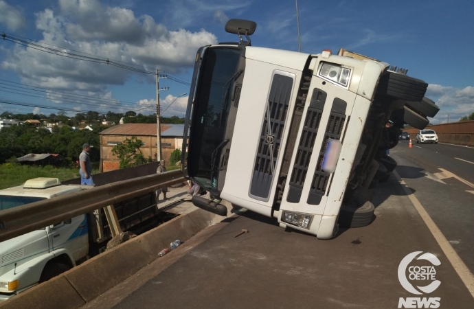 Carreta carregada com cimento tomba na BR 277 em Medianeira