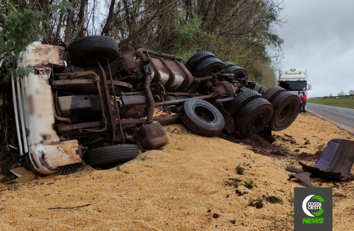 Carreta carregada com milho tomba na BR-277 em São Miguel do Iguaçu