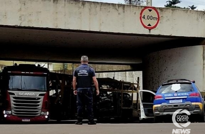 Carreta cegonha fica presa em túnel em São Miguel do Iguaçu