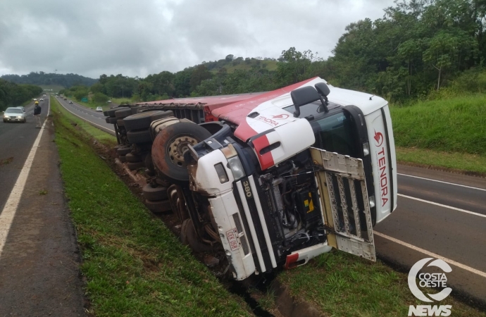 Carreta com placa Paraguaia tomba na BR- 277 entre Matelândia e Medianeira