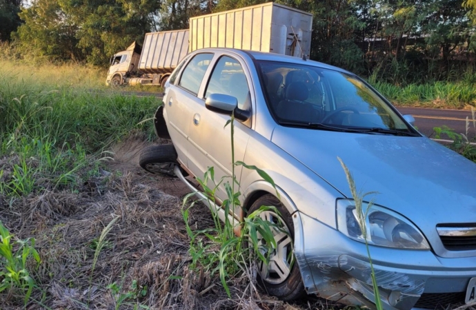 Carreta e corsa se envolvem em acidente na PR 317 em Santa Helena