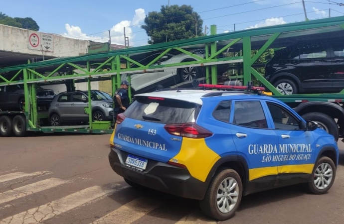 Carreta entalada em passagem de nível causa transtornos no trânsito em São Miguel do Iguaçu