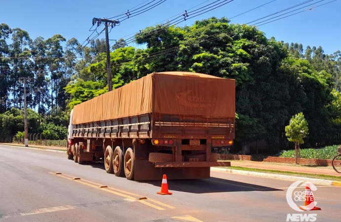 Carreta paraguaia bloqueia meia pista da Rua Ver. José Biesdorf em Santa Helena