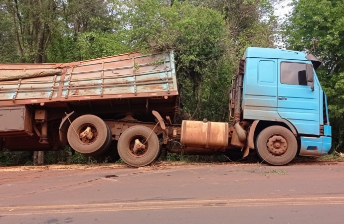 Carreta que seguia ao Porto de Santa Helena, tomba na PR 317, entre Ouro Verde e Toledo