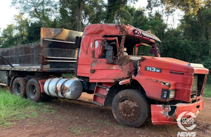 Carreta que tombou entre Santa Helena e Diamante é removida com auxílio de pá carregadeira