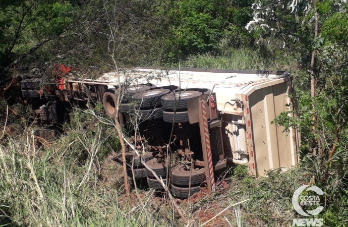 Carreta tomba após ser fechada por veículo em Diamante D