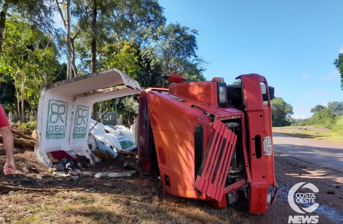 Carreta tomba na PR 488, entre Santa Helena e Diamante D