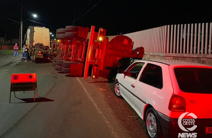 Carreta carregada com 30 toneladas de ração tomba em São Miguel do Iguaçu