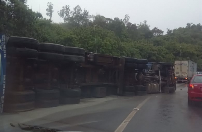 Carreta tomba e interdita parcialmente a BR-277, em frente ao Castelinho