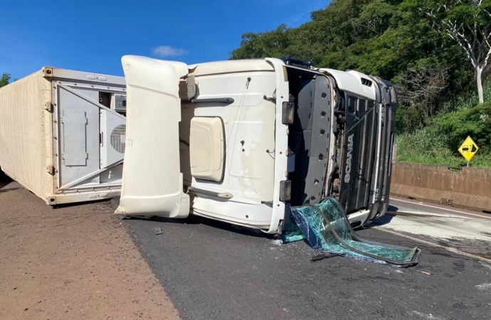 Carreta tomba na BR-277, na serra do Mico, e deixa rodovia parcialmente interditada