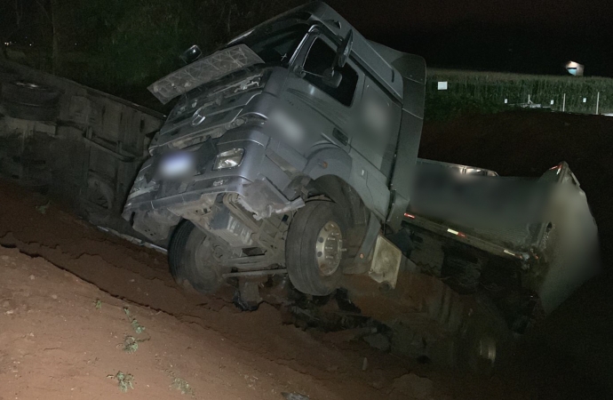 Carretas batem de frente na BR 277 em Santa Tereza do Oeste